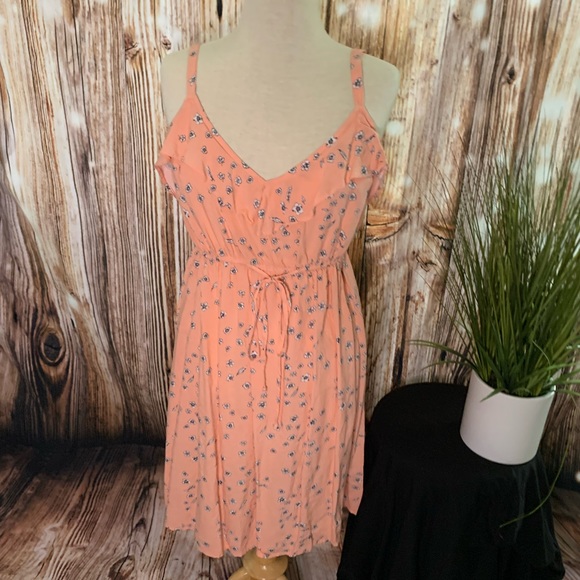 Dresses & Skirts - Size 1 peach Torrid dress.